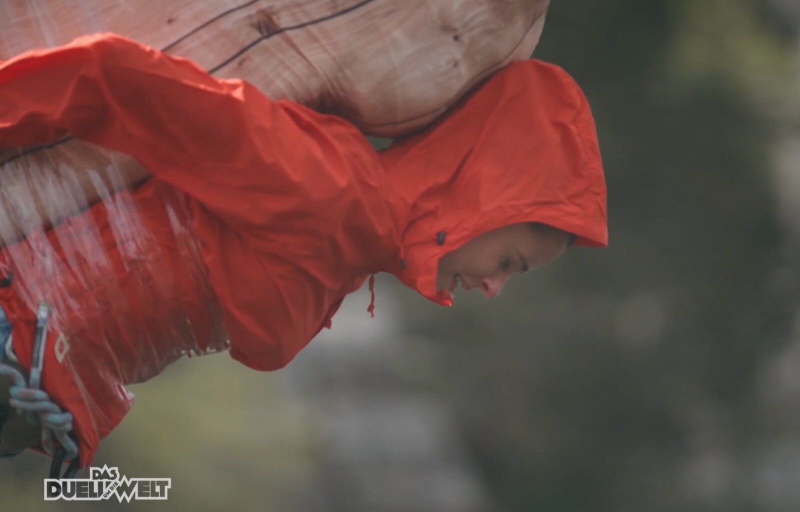 „Duell um die Welt“: Vanessa Mai hängt nur an 90-Cent-Klebeband über tiefstem Abgrund der Welt | © ProSieben/Screenshot