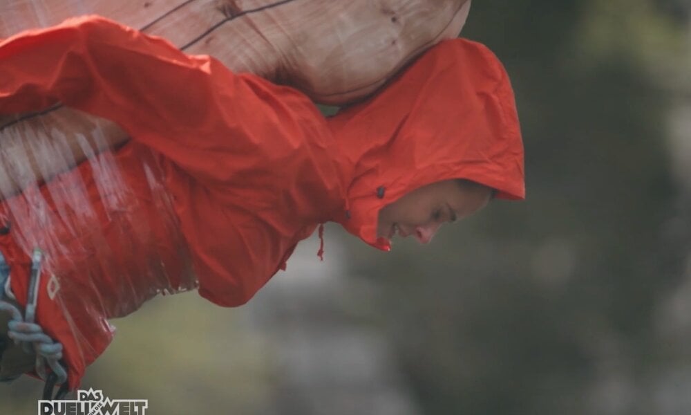 „Duell um die Welt“: Vanessa Mai hängt nur an 90-Cent-Klebeband über tiefstem Abgrund der Welt | © ProSieben/Screenshot