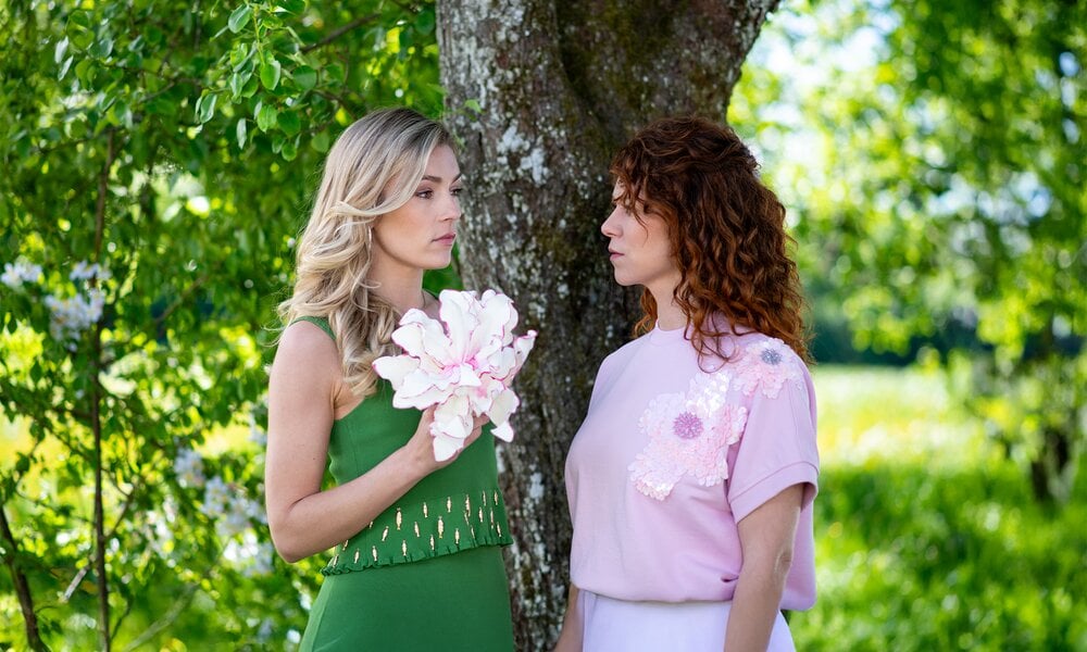 „Sturm der Liebe“: Fanny stellt Larissa aufgebracht zur Rede! | © ARD/WDR/Christof Arnold