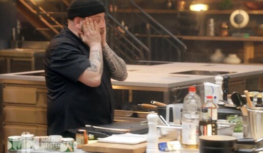 „Mälzers Meisterklasse“-Finale: Trotz verbanntem Gericht kocht ER sich zum Sieg! | © VOX/Screenshot