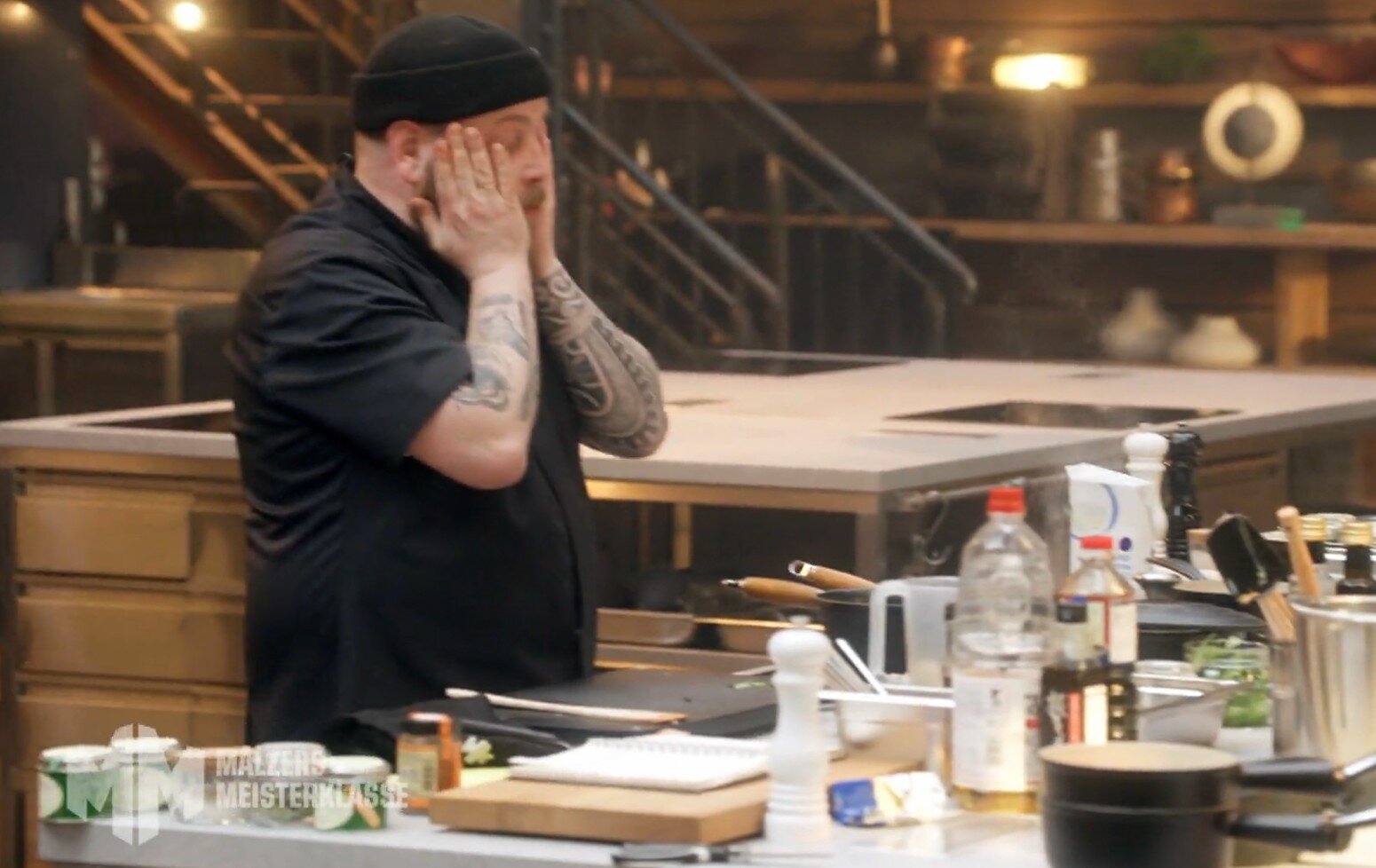 „Mälzers Meisterklasse“-Finale: Trotz verbanntem Gericht kocht ER sich zum Sieg! | © VOX/Screenshot