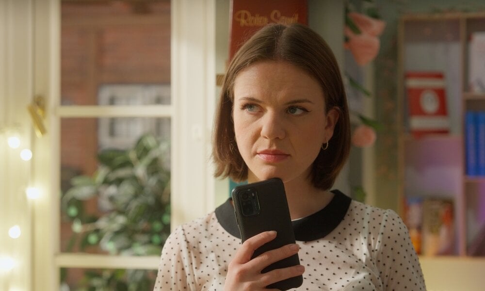 „Rote Rosen“: Schwangere Jess flüchtet vor Lou und baut einen Unfall | © NDR/ARD/Studio Hamburg Serienwerft