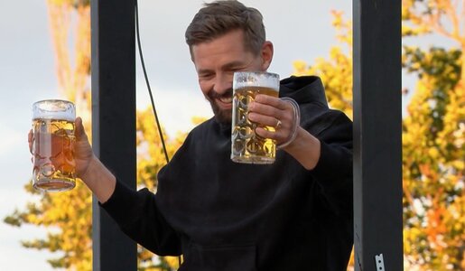 „Joko & Klaas gegen ProSieben“: Chaos beim Bierkrug-Führerschein – „Meine Unterhose ist nass!“ | © ProSieben/Screenshot
