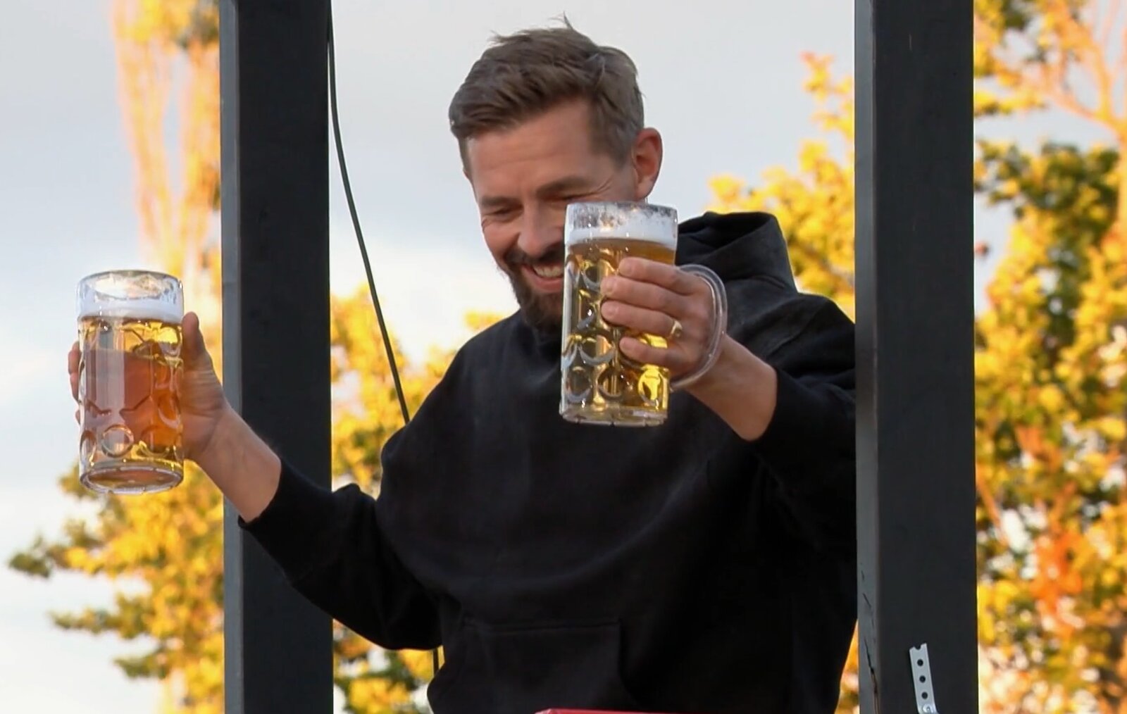 „Joko & Klaas gegen ProSieben“: Chaos beim Bierkrug-Führerschein – „Meine Unterhose ist nass!“ | © ProSieben/Screenshot