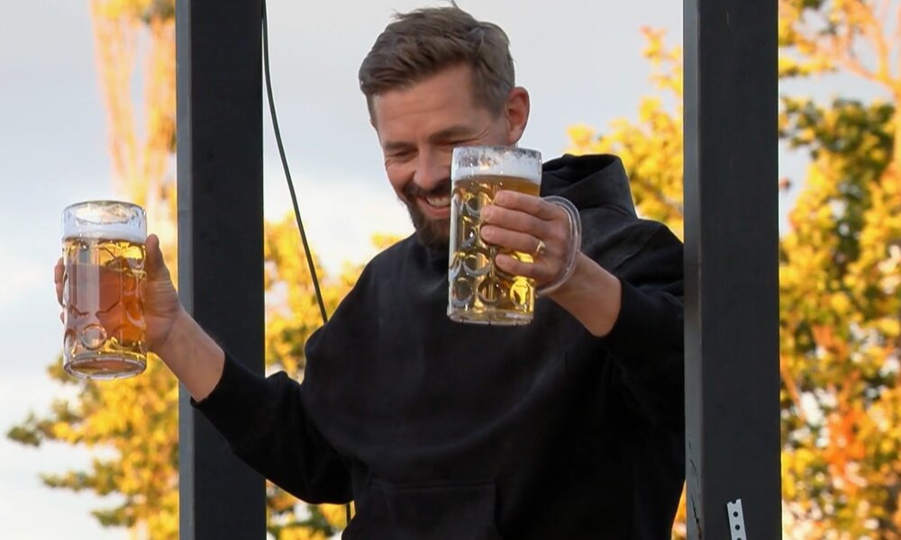 „Joko & Klaas gegen ProSieben“: Chaos beim Bierkrug-Führerschein – „Meine Unterhose ist nass!“ | © ProSieben/Screenshot