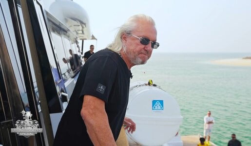 „Die Geissens“: Robert flippt wegen Pappnase von Kapitän aus  | © RTLZWEI