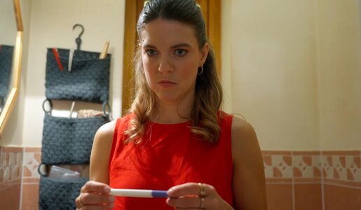 „Rote Rosen“: Ein Schwangerschaftstest bestätigt Valeries bösen Verdacht | © NDR/ARD/Studio Hamburg Serienwerft