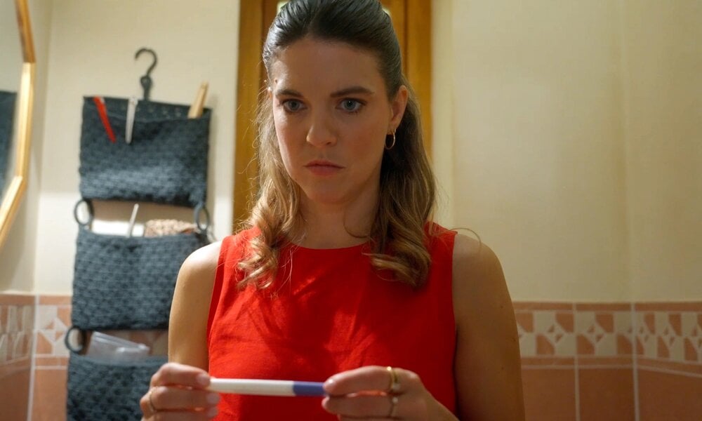 „Rote Rosen“: Ein Schwangerschaftstest bestätigt Valeries bösen Verdacht | © NDR/ARD/Studio Hamburg Serienwerft