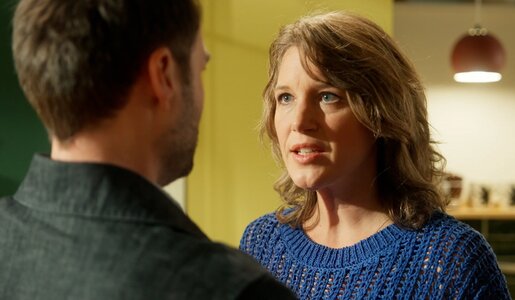 „Rote Rosen“: Lou macht ein erschütterndes Geständnis – Daniel ist fassungslos | © NDR/ARD/Studio Hamburg Serienwerft