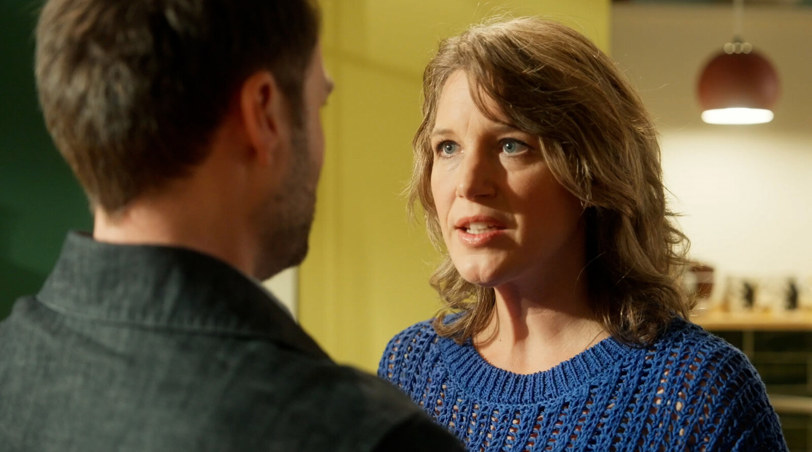 „Rote Rosen“: Lou macht ein erschütterndes Geständnis – Daniel ist fassungslos | © NDR/ARD/Studio Hamburg Serienwerft