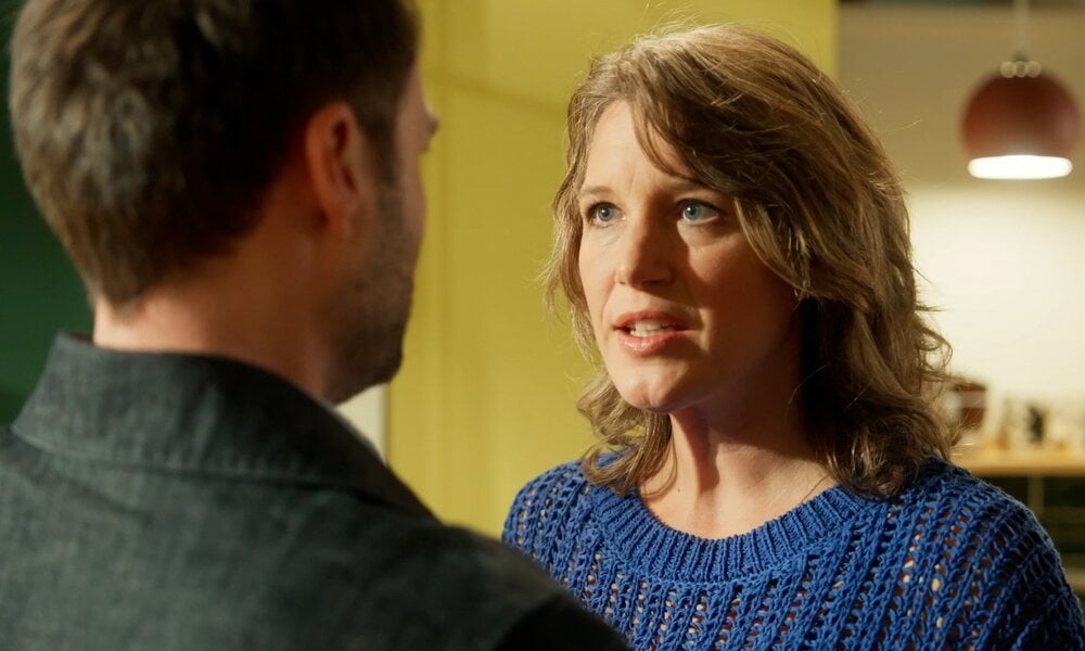 „Rote Rosen“: Lou macht ein erschütterndes Geständnis – Daniel ist fassungslos | © NDR/ARD/Studio Hamburg Serienwerft