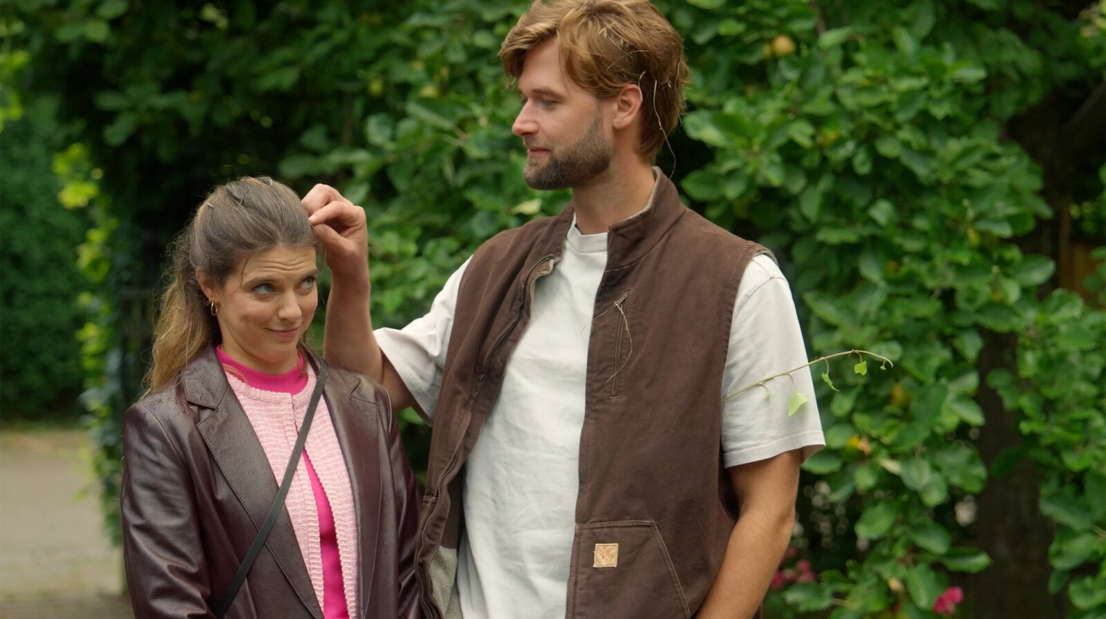 „Rote Rosen“-Überraschung: Simon wird Valeries Verlobter | © NDR/ARD/Studio Hamburg Serienwerft