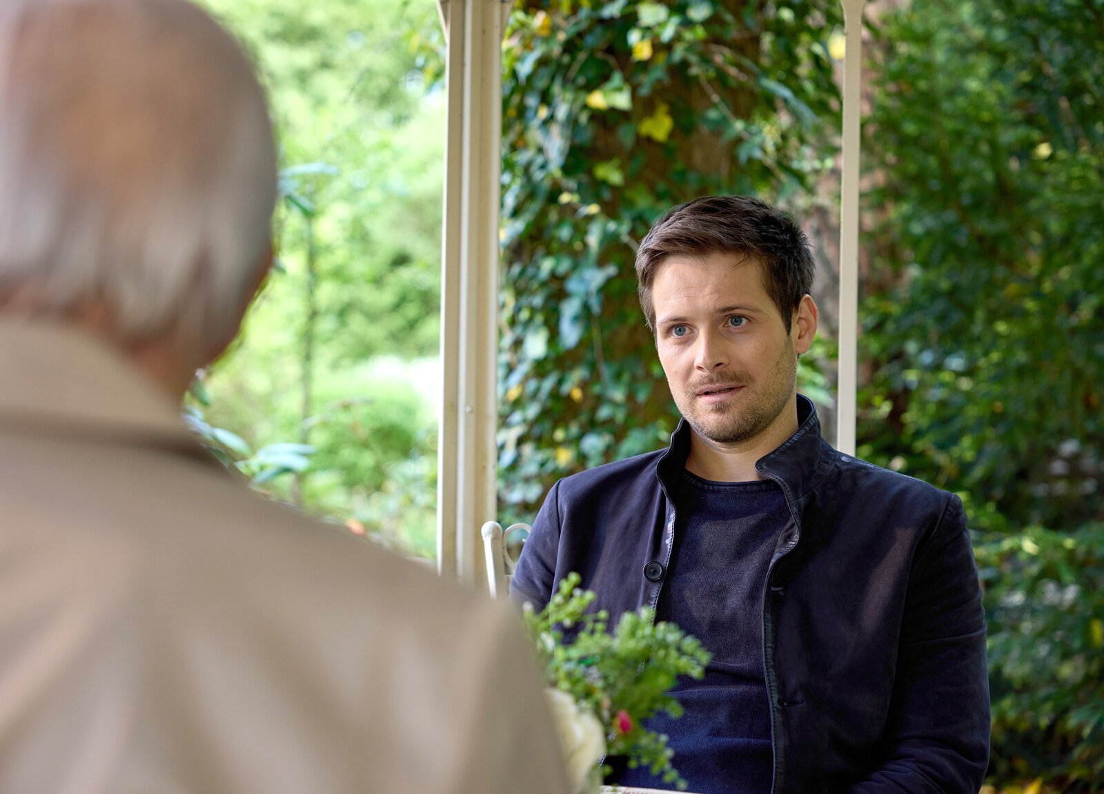 „Sturm der Liebe“-Neuzugang bringt Werners Enkel in Bedrängnis – was verheimlicht er? | © ARD/WDR/Christof Arnold