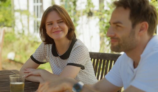 „Rote Rosen“: Zwischen Jess und Daniel knistert es immer mehr | © NDR/ARD/Studio Hamburg Serienwerft