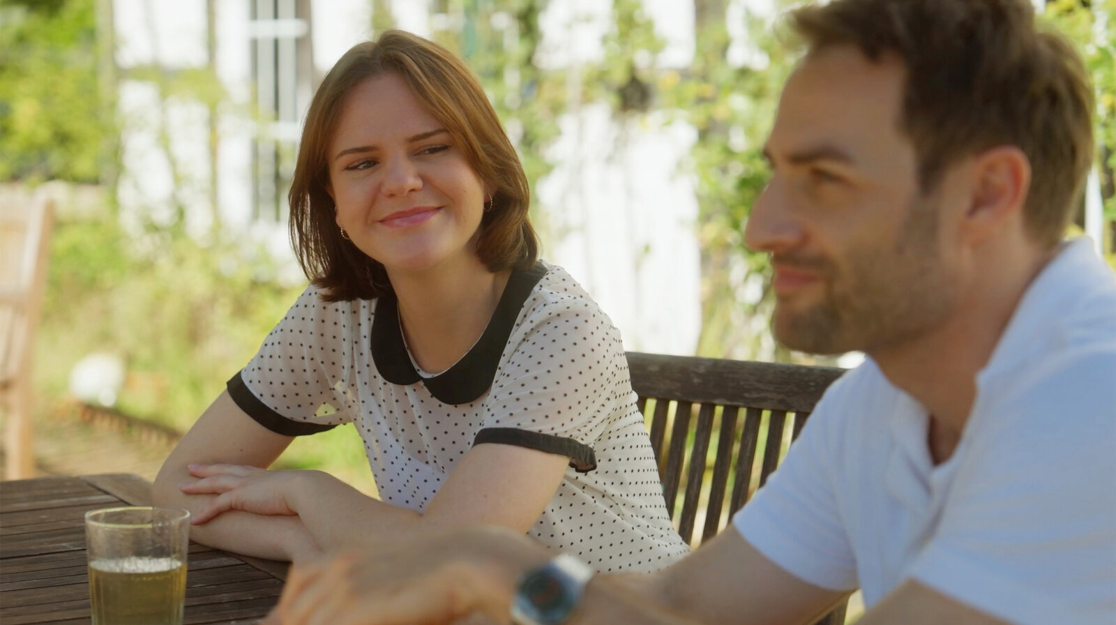 „Rote Rosen“: Zwischen Jess und Daniel knistert es immer mehr | © NDR/ARD/Studio Hamburg Serienwerft