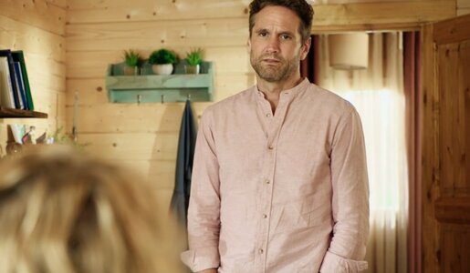 „Die Landarztpraxis“: Fabian im Gefühlschaos! Sarah meldet sich plötzlich wieder zurück! | © Sat.1