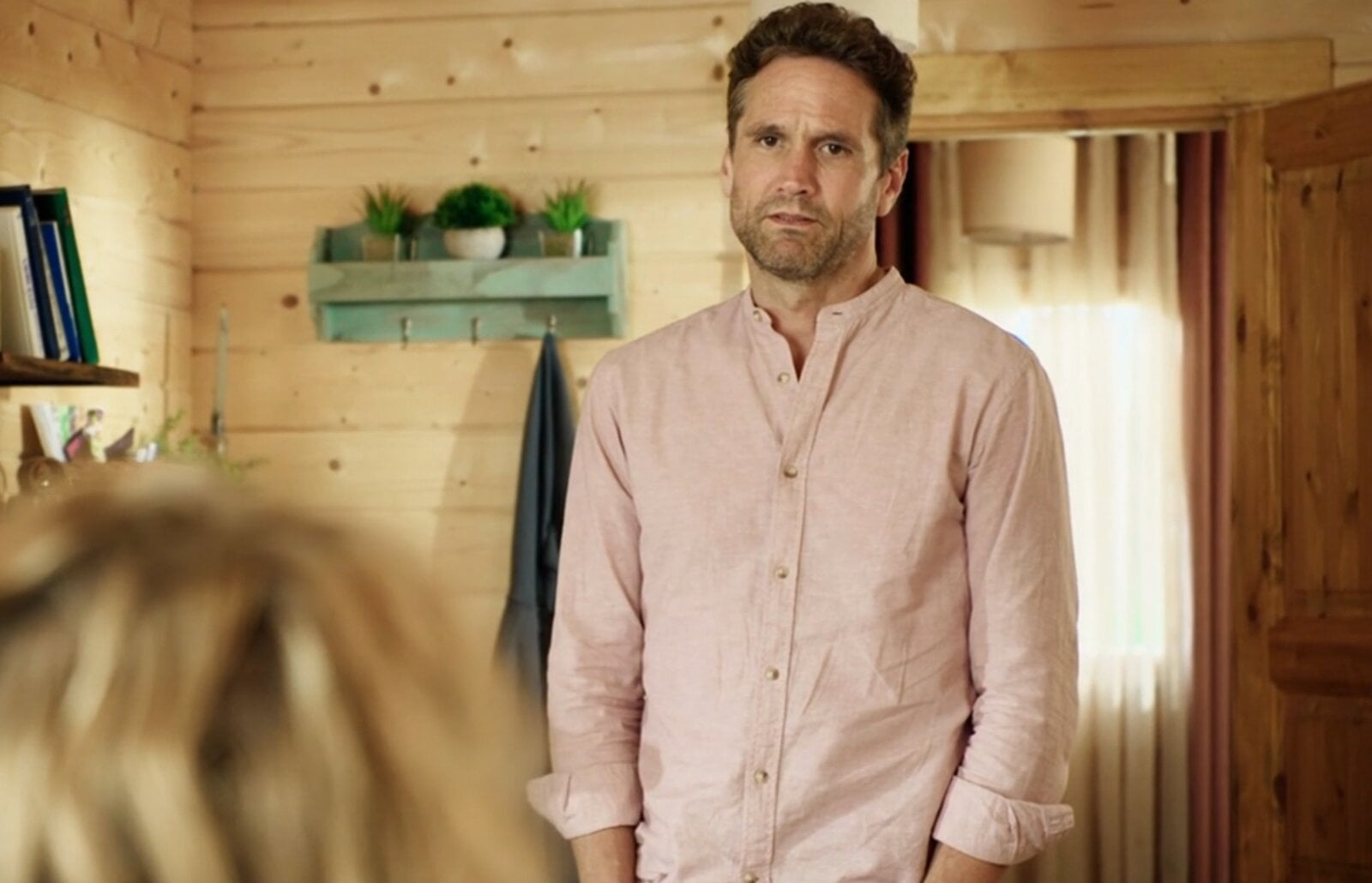 „Die Landarztpraxis“: Fabian im Gefühlschaos! Sarah meldet sich plötzlich wieder zurück! | © Sat.1