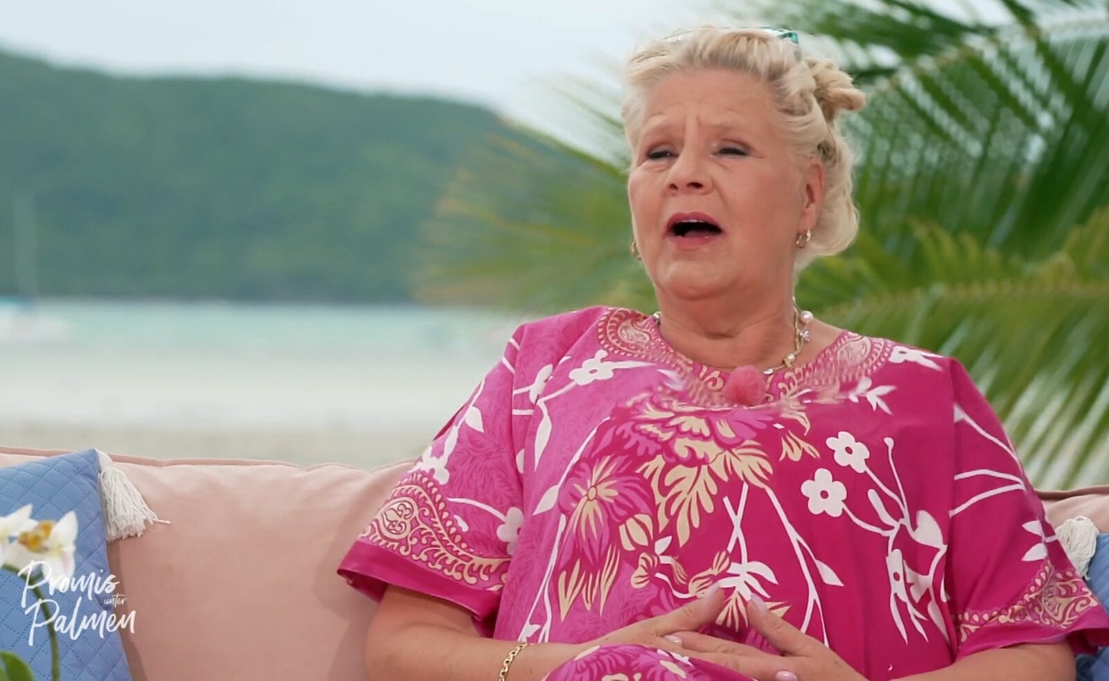 Unfall bei „Promis unter Palmen“: Silvia Wollny muss Reality-Show vorzeitig abrechen | © Sat.1/Screenshot