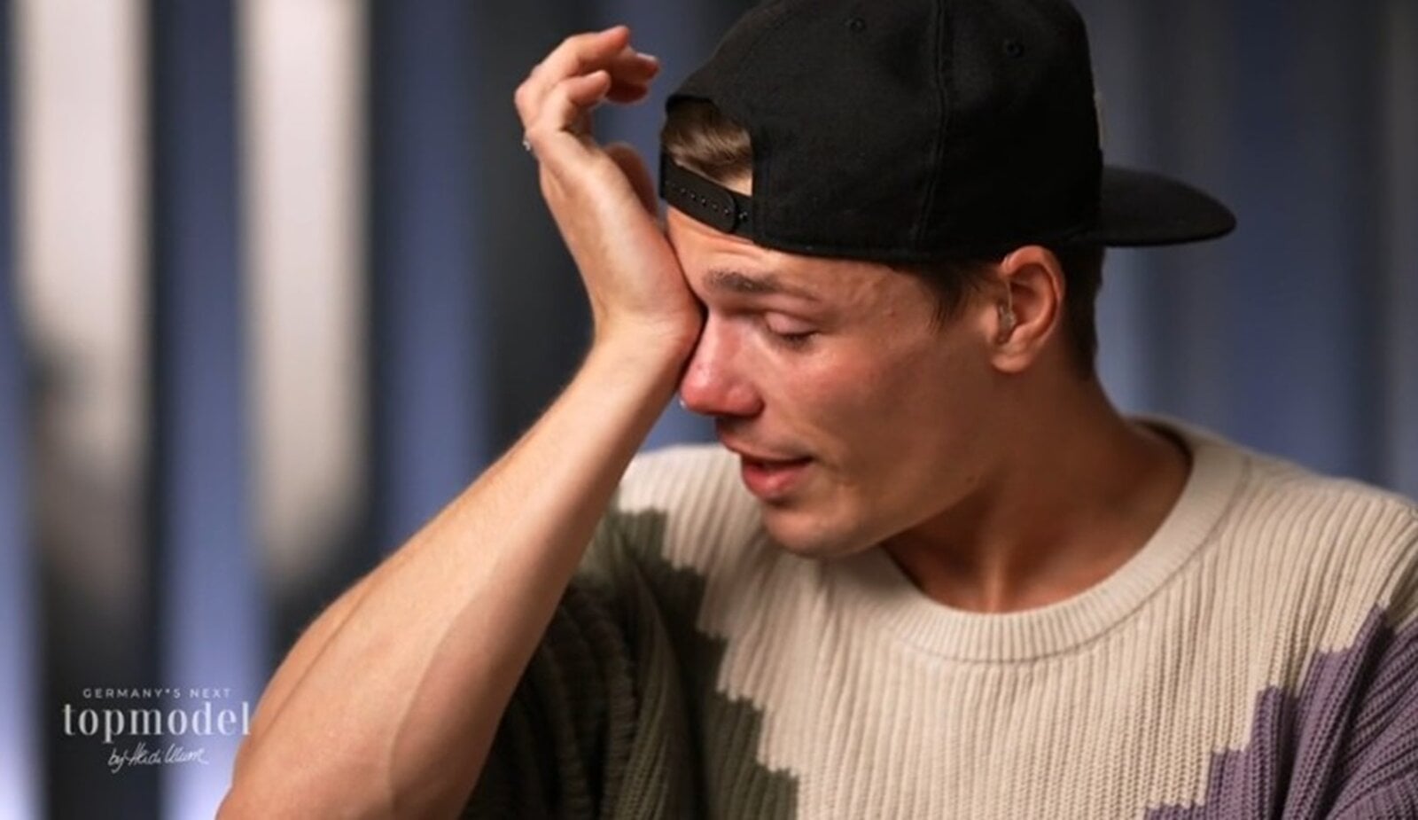 Tränen bei „GNTM“: Gehörloser Kandidat macht den Männern emotionale Ansage | © ProSieben