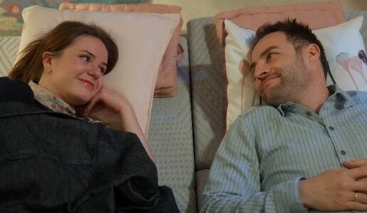 „Rote Rosen“: Jess kann es nicht mehr leugnen – sie hat sich in Daniel verliebt! | © NDR/ARD/Studio Hamburg Serienwerft