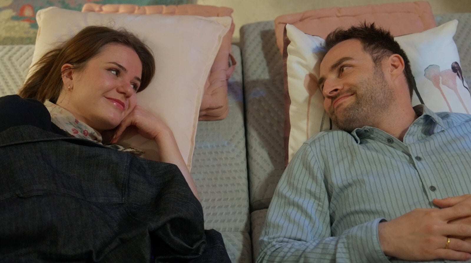 „Rote Rosen“: Jess kann es nicht mehr leugnen – sie hat sich in Daniel verliebt! | © NDR/ARD/Studio Hamburg Serienwerft