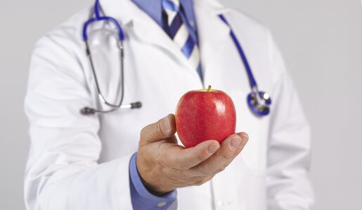 Arzt mit Apfel | © Getty Images