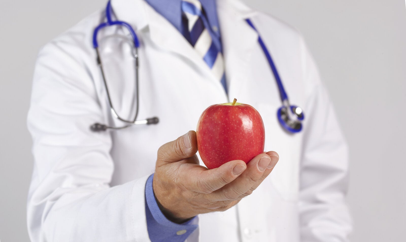 Arzt mit Apfel | © Getty Images