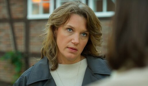 „Rote Rosen“: Daniels Geständnis erschüttert Lou – droht die Ehe jetzt zu zerbrechen? | © NDR/ARD/Studio Hamburg Serienwerft