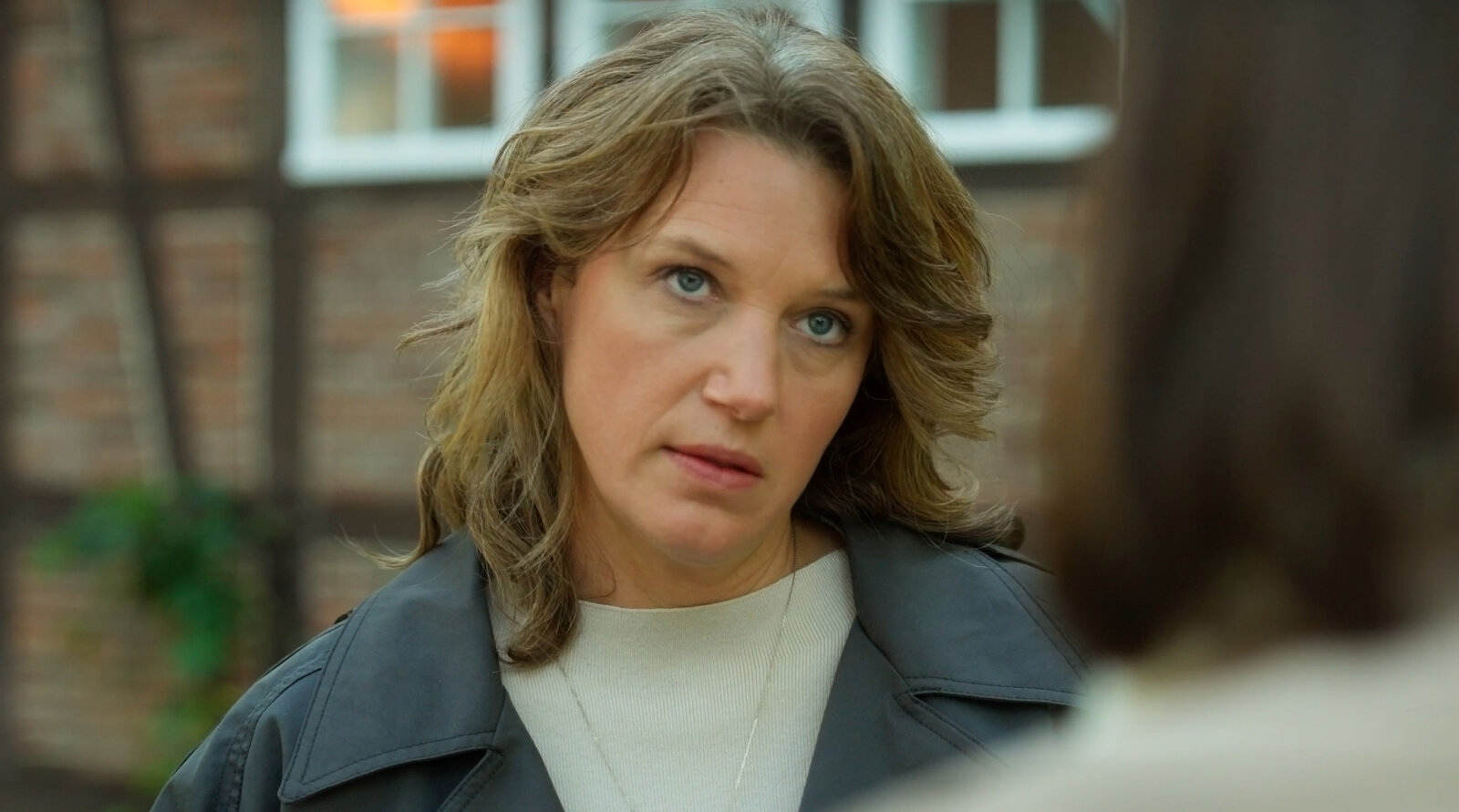 „Rote Rosen“: Daniels Geständnis erschüttert Lou – droht die Ehe jetzt zu zerbrechen? | © NDR/ARD/Studio Hamburg Serienwerft