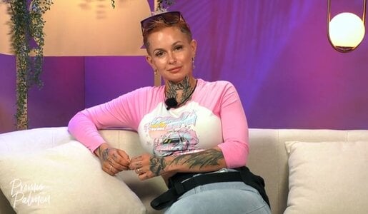 „Promis unter Palmen“: Knutschfleck-Drama bei Ediths Rückkehr! Eric Stehfest reagiert angewidert | © Sat.1