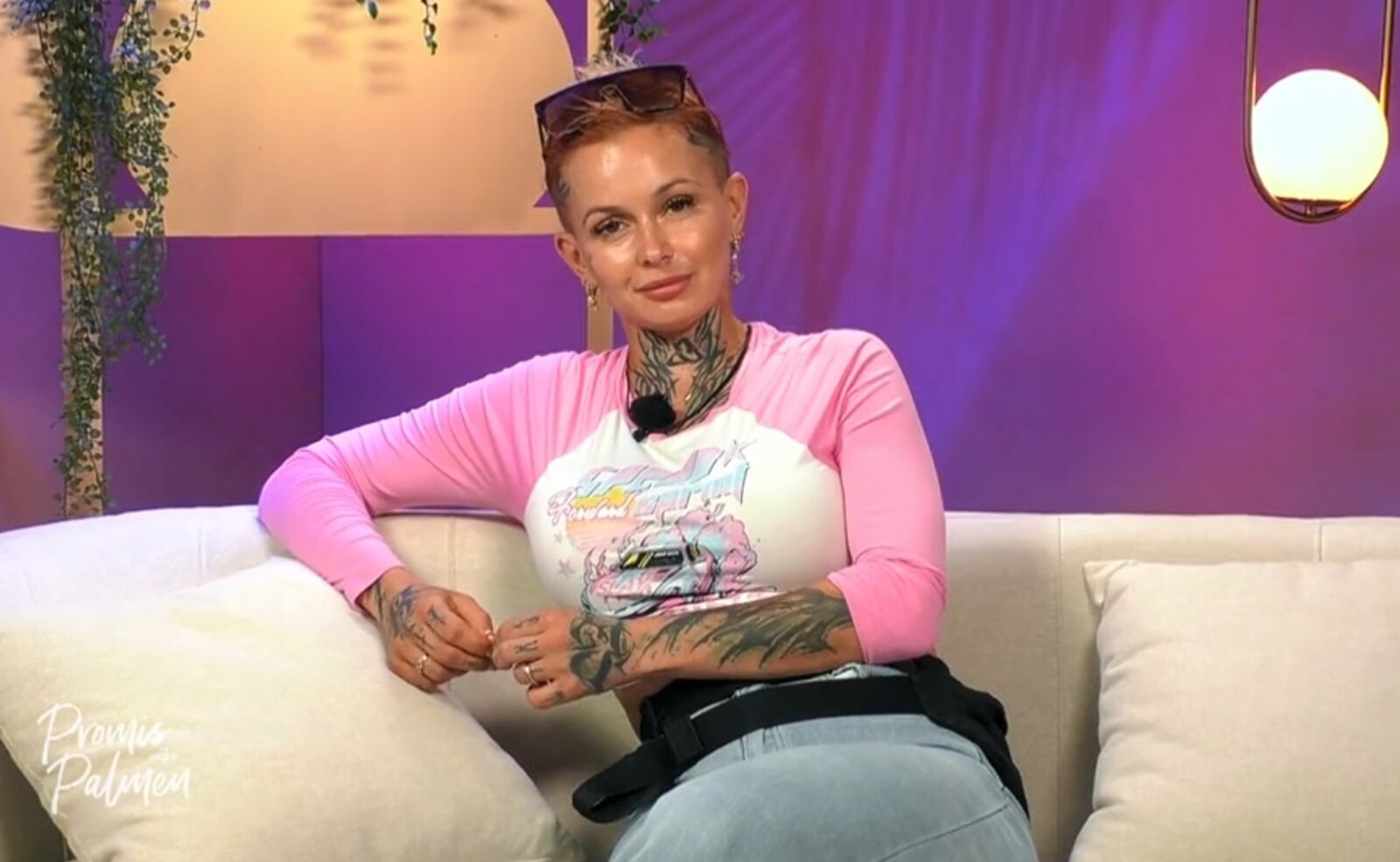 „Promis unter Palmen“: Knutschfleck-Drama bei Ediths Rückkehr! Eric Stehfest reagiert angewidert | © Sat.1