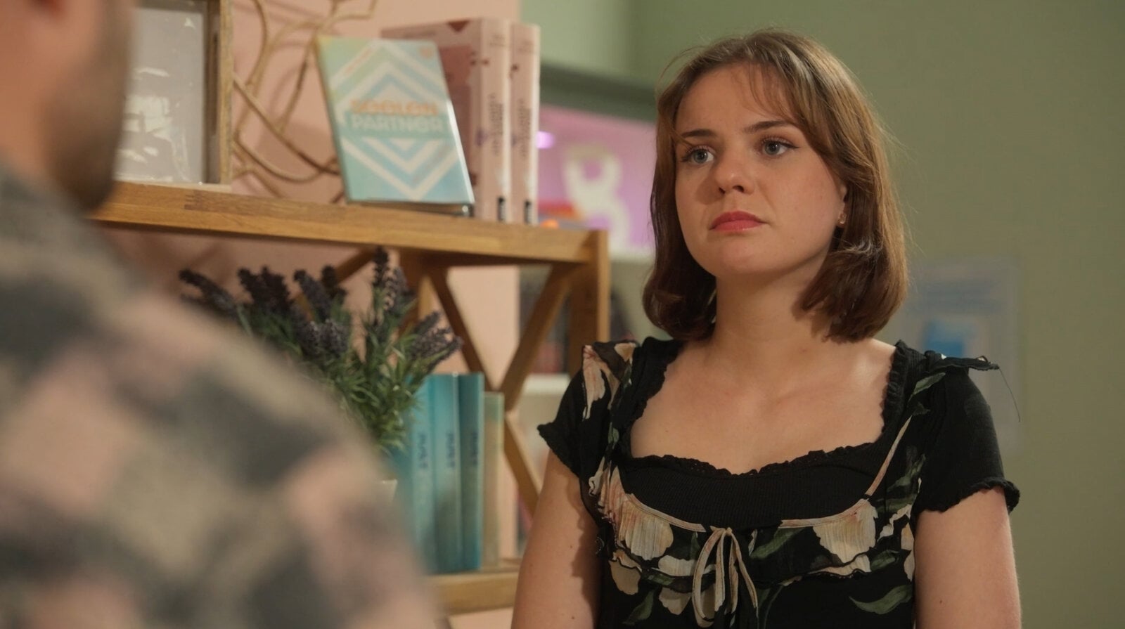 „Rote Rosen“: Daniel sieht keinen Ausweg mehr! Er bricht mit Jess und ihrem Baby | © NDR/ARD/Studio Hamburg Serienwerft