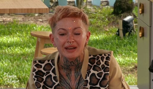 Ausraster bei „Promis unter Palmen“: Edith Stehfest zertrümmert Geschirr | © Sat.1