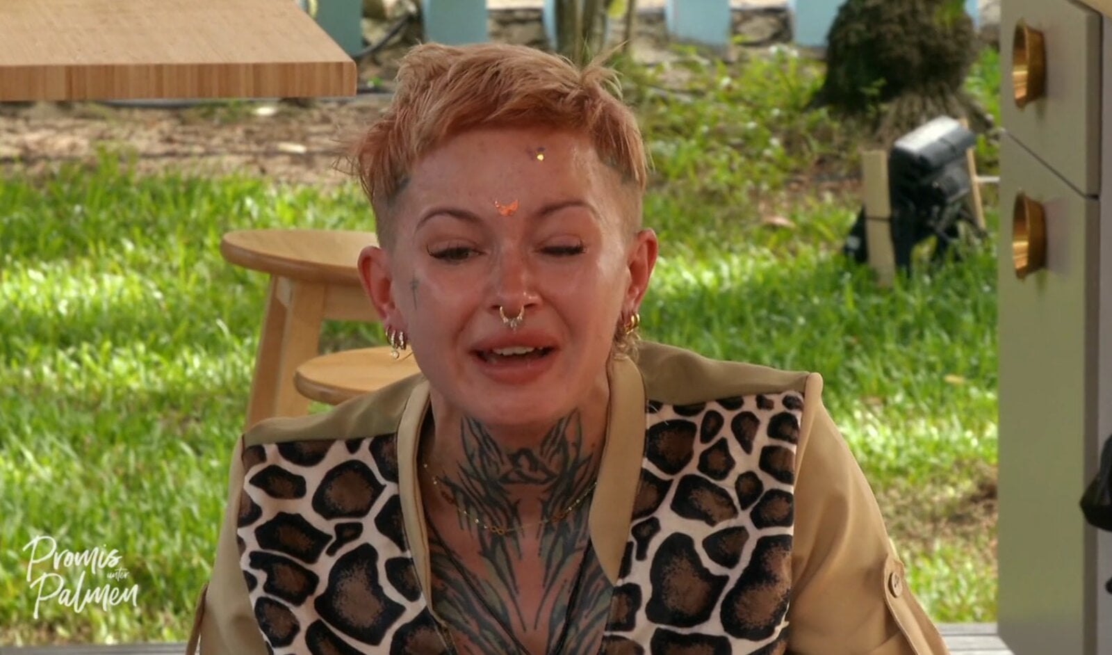 Ausraster bei „Promis unter Palmen“: Edith Stehfest zertrümmert Geschirr | © Sat.1