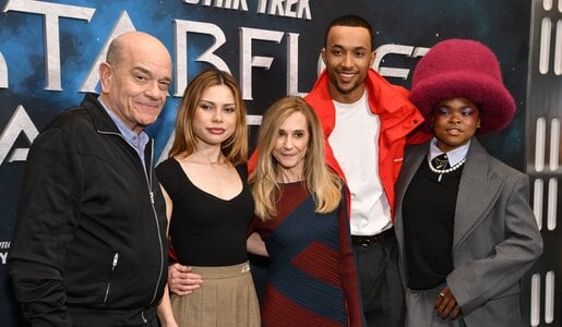 Der Cast von Starfleet Academy schaut bei einem Pressetermin vor einem Werbeplakat in die Kamera. | © Getty Images/Michael Tullberg / Kontributor