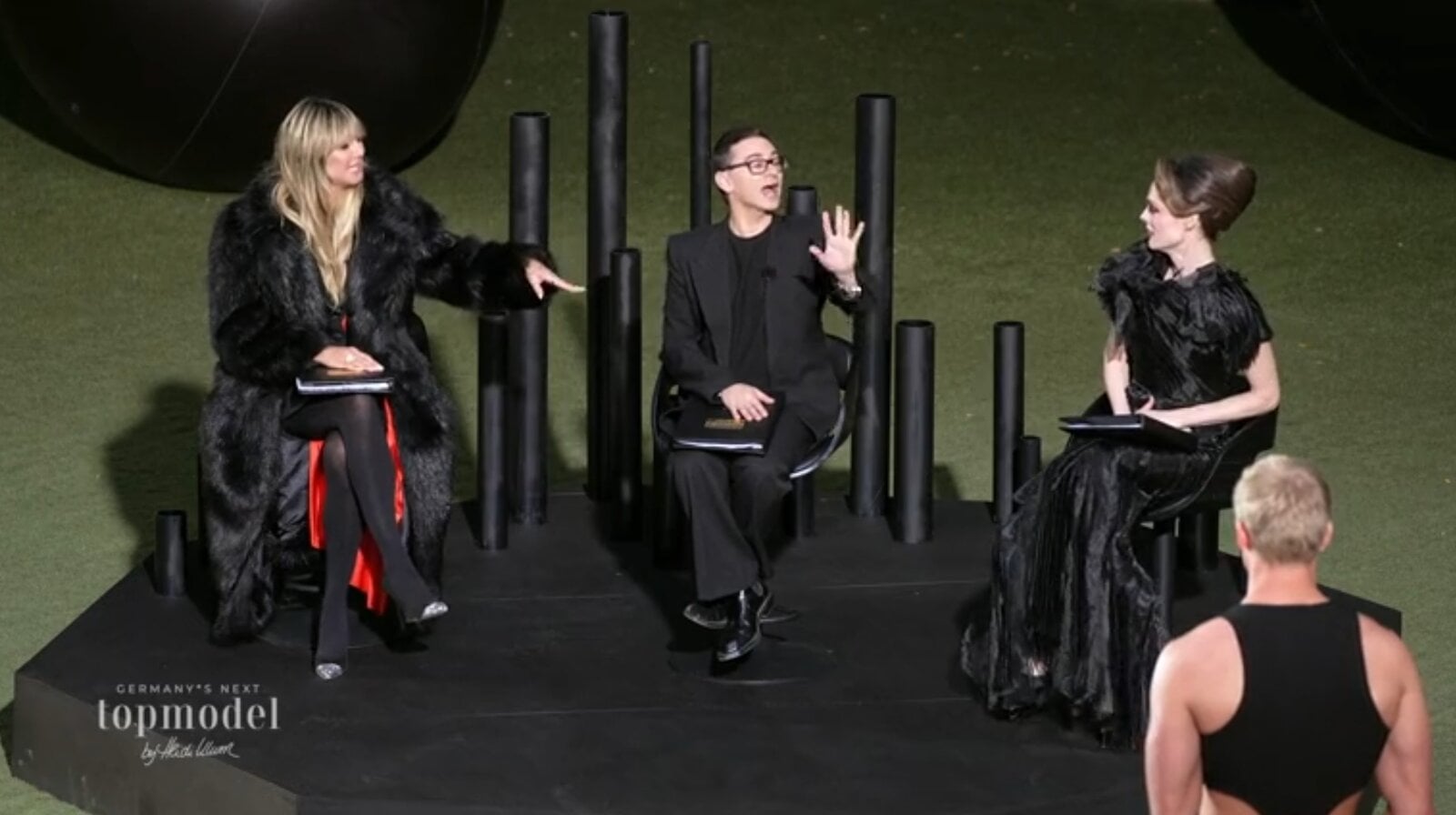 Gastjuroren-Zoff bei „GNTM“: Heidi Klum spricht ein Machtwort – „Hört auf, euch zu streiten!“ | © ProSieben