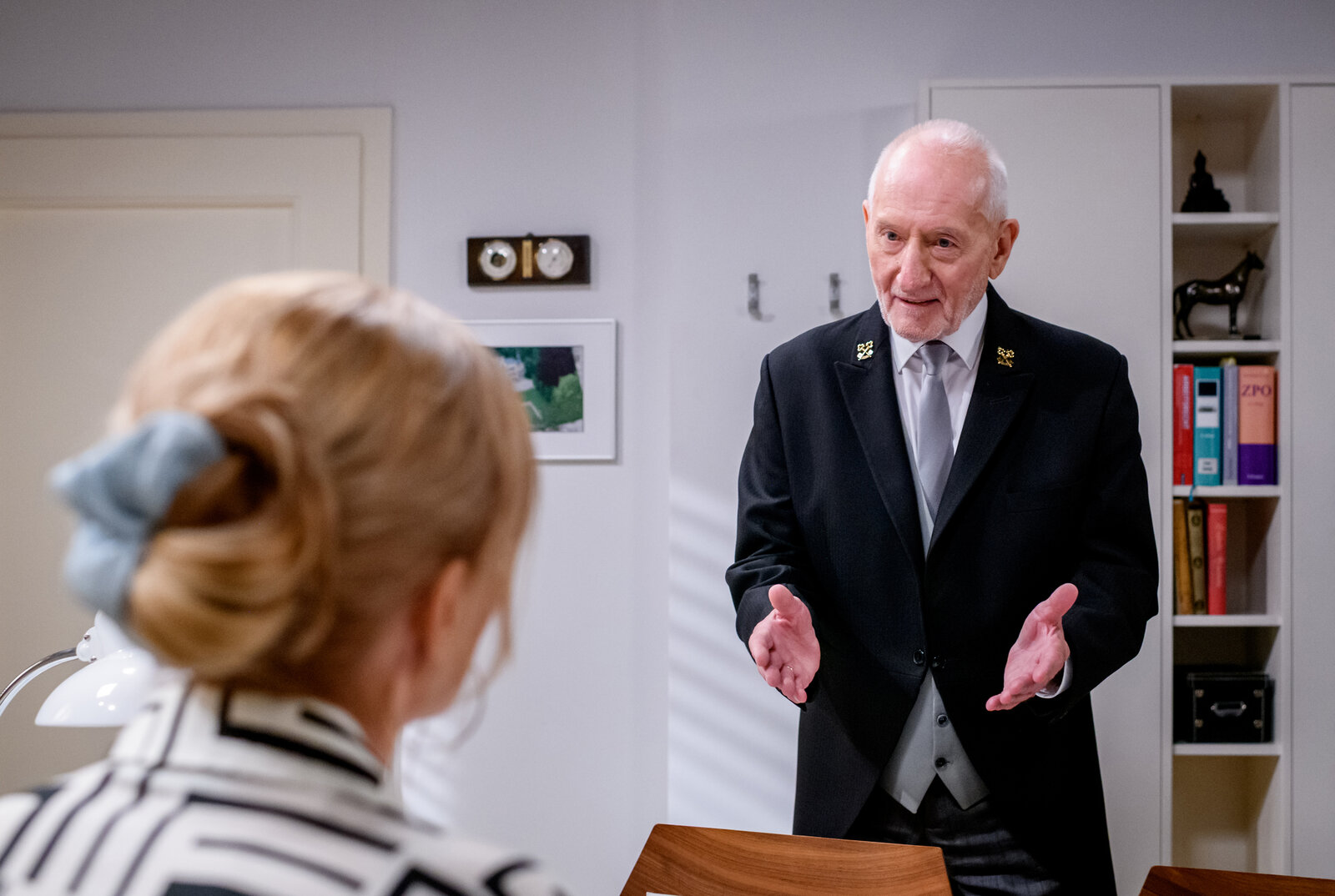 „Sturm der Liebe“: Fürstenhof in der Krise! Alfons verklagt das Hotel | © ARD/WDR/Christof Arnold