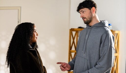 Imani und Mika stehen vor einer weißen Wand und unterhalten sich | © RTL / Willi Weber