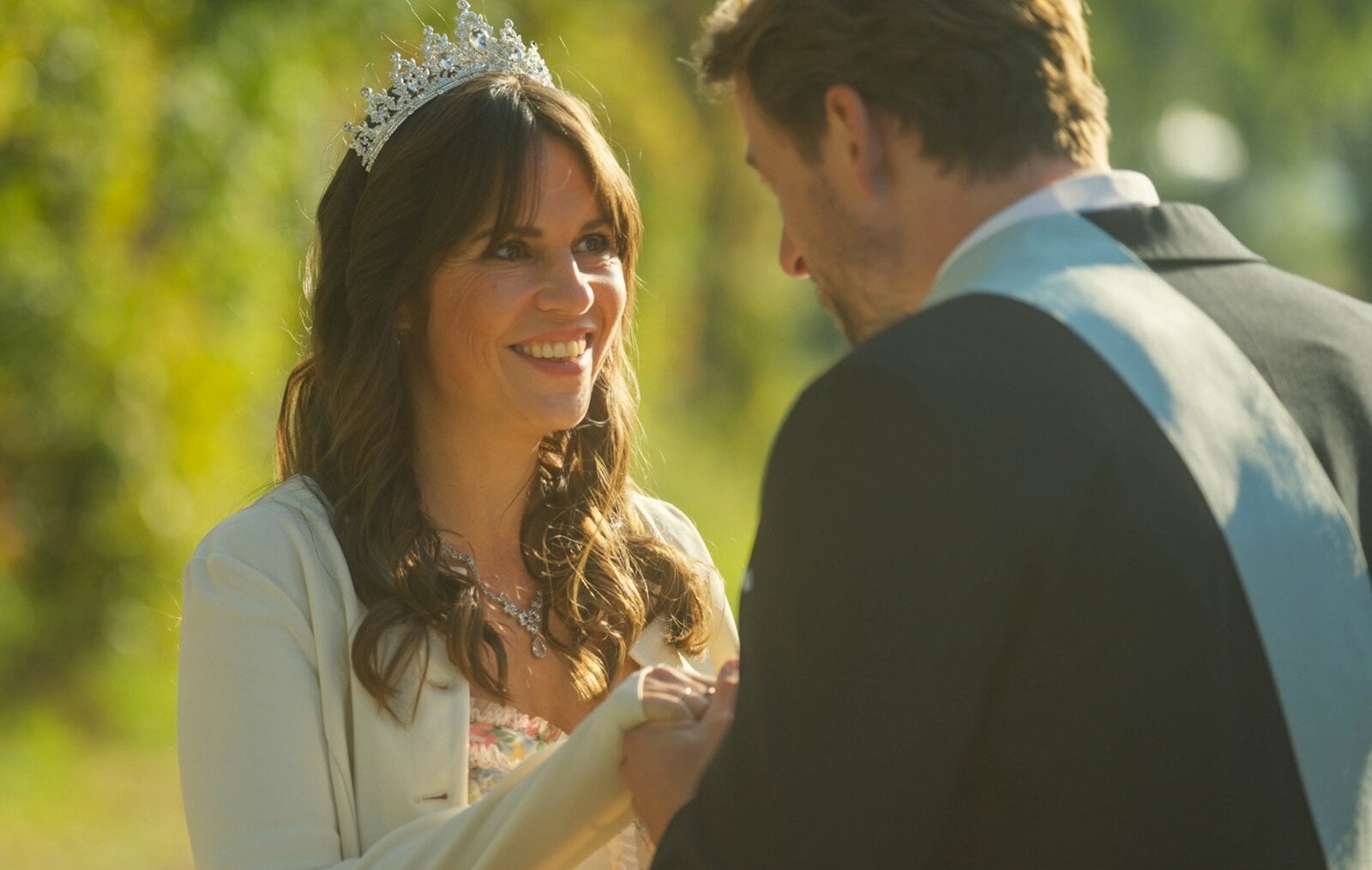 „Rote Rosen“: Gleich zwei Heiratsanträge sorgen für Liebes-Chaos | © NDR/ARD/Studio Hamburg Serienwerft