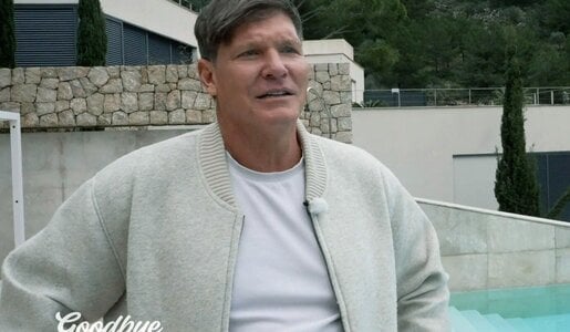 Steff Jerkel vor seiner "OnlyFans-Villa" in Canyamel. | © VOX