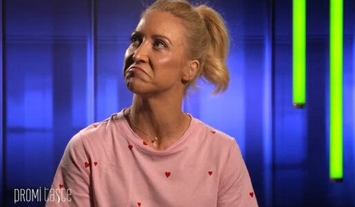 „Promi Taste“: Kathrin Menzinger sorgt für „ersten Familienstreit“ im Team Kumptner | © Sat.1