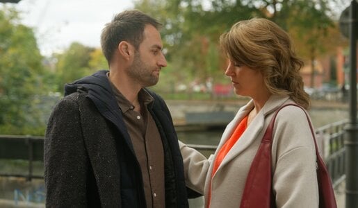 „Rote Rosen“: Fan-Kritik reißt nach Konzept-Wechsel nicht ab – „nur noch absurd und lächerlich“ | © NDR/ARD/Studio Hamburg Serienwerft