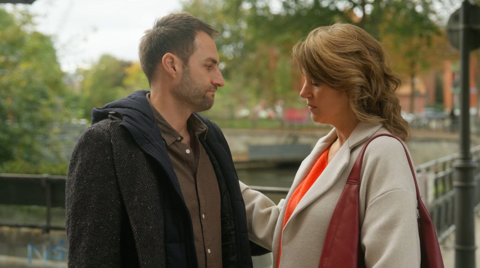 „Rote Rosen“: Fan-Kritik reißt nach Konzept-Wechsel nicht ab – „nur noch absurd und lächerlich“ | © NDR/ARD/Studio Hamburg Serienwerft