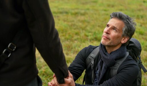 „Rote Rosen“: Richard entgeht knapp dem Tod – und macht Julius plötzlich einen Antrag | © NDR/ARD/Studio Hamburg Serienwerft