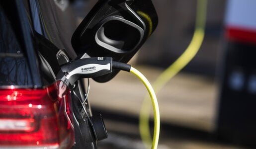  Elektroauto beim Laden am Straßenrand | ©  IMAGO / Fotostand
