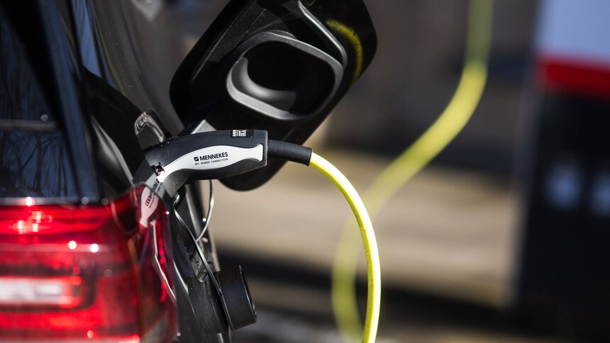  Elektroauto beim Laden am Straßenrand | ©  IMAGO / Fotostand