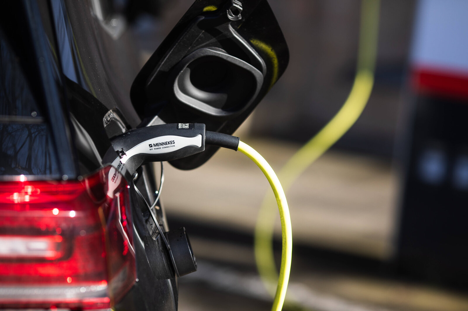  Elektroauto beim Laden am Straßenrand | ©  IMAGO / Fotostand