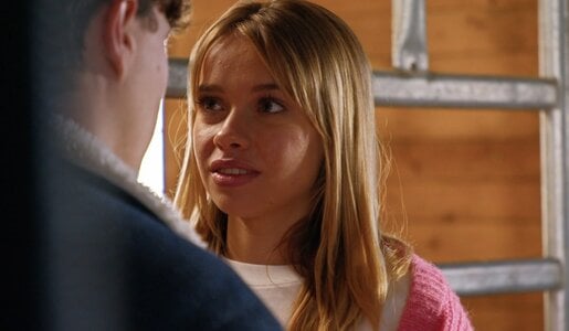 Liebescomeback bei „Die Landarztpraxis“? Leo muss sich zwischen zwei Männern entscheiden | © Sat.1