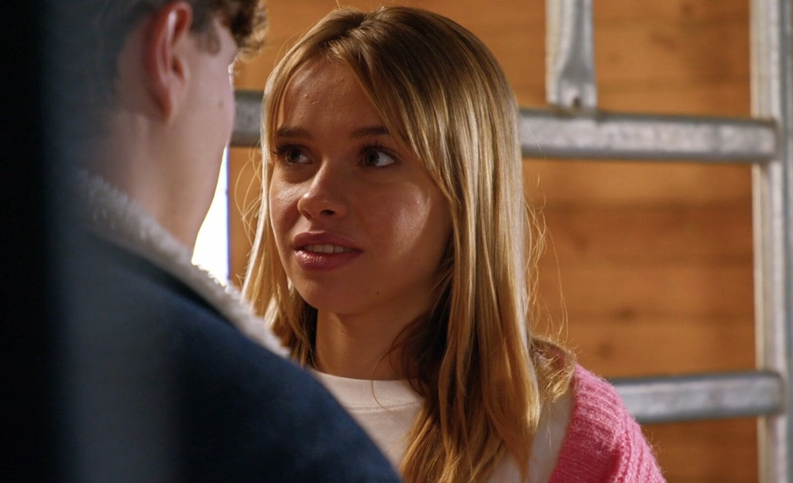 Liebescomeback bei „Die Landarztpraxis“? Leo muss sich zwischen zwei Männern entscheiden | © Sat.1