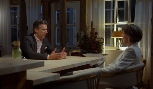 „Rote Rosen“ Victoria tappt nach ihrer Rückkehr direkt in Richards Falle | © NDR/ARD/Studio Hamburg Serienwerft